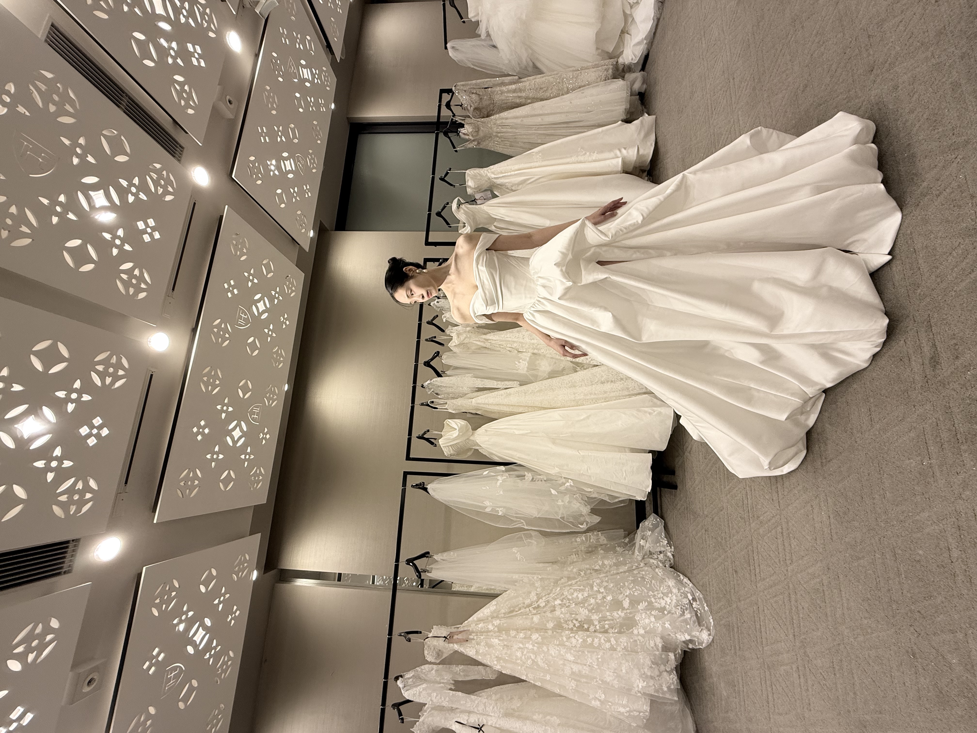 Josephine Scott ドレープが美しいウェディングドレス